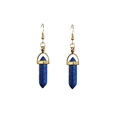Dettaglio di orecchini d'oro con pendenti esagonali in pietra di lapislazzuli blu - Circa 11g Per Paio / Lapislazzulo