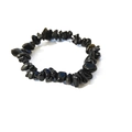 Dettaglio di perline irregolari in pietra naturale nera su bracciale elastico - Peso Approssimativo: 13 Grammi / Nero