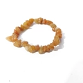 Dettaglio macro del bracciale elastico con scaglie di pietre naturali tonalità ambra - Peso Approssimativo: 13 Grammi / Avventurina rossa