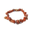 Dettaglio di un bracciale elastico in scaglie di pietra naturale bruno-rossastra - Peso Approssimativo: 13 Grammi / diaspro rosso