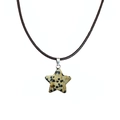 Détail du pendentif étoile en pierre naturelle sur collier en cordon noir ajustable - Jaspe Dalmatien