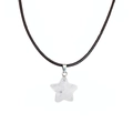 Détail du pendentif étoile en cristal blanc naturel sur un collier cordon noir réglable - Jade Blanc