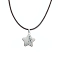 Vue macro du pendentif étoile en marbre blanc avec fermoir argenté et cordon noir - Howlite