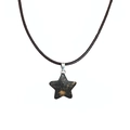 Gros plan d'un pendentif étoile en pierre naturelle avec cordon noir et fermoir argenté - Rhodonite avec Lignes Noires
