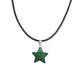 Gros plan du pendentif étoile en pierre naturelle verte avec cordon noir et attache - Ruby Zoisite