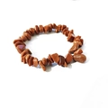 Dettaglio macro del bracciale in Goldstone marrone con pietre burattate e scintillanti - Peso Approssimativo: 13 Grammi / pietra sabbia dorata