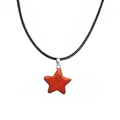 Gros plan du pendentif étoile en pierre naturelle sur cordon noir réglable - Jaspe Rouge