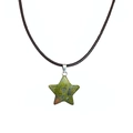 Vue détaillée du pendentif étoile en pierre naturelle avec cordon noir et fermoir argent - Unakite