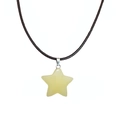 Gros plan du pendentif étoile en pierre jaune pâle avec cordon noir tressé - Topaze