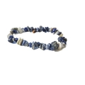 Dettaglio macro di perle in pietra naturale blu e bianca su un bracciale elastico - Peso Approssimativo: 13 Grammi / Sodalite blu