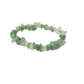 Dettaglio macro di pietre naturali verdi irregolari su un bracciale elastico lucido - Peso Approssimativo: 13 Grammi / Aventurina verde
