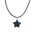 Gros plan du pendentif étoile en grès bleu scintillant avec cordon noir et attache argentée - Grès bleu