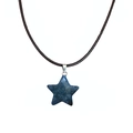 Vue détaillée du pendentif étoile en pierre naturelle bleue avec cordon noir réglable - Lapis-lazuli