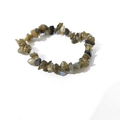 Dettaglio del bracciale elastico con schegge irregolari di pietra di luna grigia naturale - Peso Approssimativo: 13 Grammi / Pietra Flash (Labradorite)