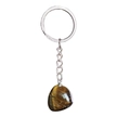 Détail d'un pendentif en pierre d'oeil de tigre irrégulière sur un porte-clés en métal - Oeil de tigre