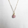 Detail shot of faceted pink quartz waterdrop pendant on elegant golden link chain - Strawberry