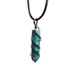 Sechseckiger blauer Türkis-Kristallanhänger mit silberner Drahtwicklung an schwarzer Kette - Blauer Türkis