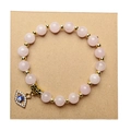 Detailansicht des Evil Eye Armbands mit rosa Perlen und goldenen Zwischenstücken - Rosenquarz
