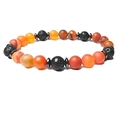 Pulsera de piedra de lava natural y ágata rayada con espaciadores sobre fondo blanco - Rayas Naranja