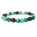 Detalle macro de la pulsera con cuentas de ágata verde natural y piedra volcánica negra - Raya Verde