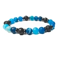 Detalle de pulsera de cuentas de ágata azul con piedras de lava negras y espaciadores plata - Raya Azul