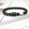 Dettaglio del bracciale zodiaco con ossidiana nera, pietra blu sabbia e perla incisa - Vergine / Perle da 8mm
