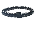 Primer plano de cuentas de piedra negra pulida y piedra bruta en pulsera elástica - 8mm / Obsidiana