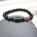 Detailaufnahme von schwarzen Perlen und Blaufluss-Armband auf dunkelgrauem Felsen - Zwillinge / 8mm Perlen
