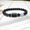 Makro-Detail des Wassermann-Sternzeichen-Armbands mit Onyx und blauem Sandstein-Perlen - Wassermann / 8mm Perlen