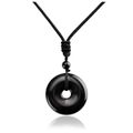 Gros plan d'un pendentif Ping'an en obsidienne noire avec collier en corde tressée noire - Agate noire