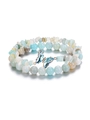 Primer plano de la pulsera de doble capa con piedras naturales y un colgante de mariposa - Estilo Amazonita / Amazonita