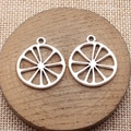 Zwei silberne hohle Zitronenscheiben-Anhänger auf Holz, ideal für DIY-Schmuck - Antiksilber