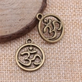 Retro Bronze OM Anhänger für DIY Schmuckherstellung auf Naturholz und Jute Hintergrund - Antikbronze