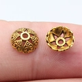 Calotte florale en alliage de zinc vieil or pour bijoux DIY présentée sur un doigt - Or antique