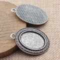 Vintage Silberne ovale Anhänger-Tabletts mit geprägtem Blumenrand für DIY Schmuck - Antiksilber