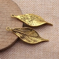 Goldene Blattanhänger mit detaillierter Adertextur für DIY Schmuckherstellung - Altgold
