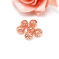 Makroaufnahme von roségoldenen Hohlperlen aus Mesh für DIY-Schmuckherstellung - 4mm / Roségold