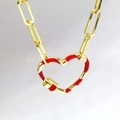 Detailaufnahme des Herz-Karabiner-Anhängers an einer goldenen Büroklammer-Kette - Rote Herz-Halskette