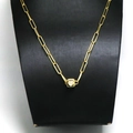 Dettaglio della collana a catena a graffetta dorata con ciondolo a cuore di diamanti - Collana Cuore