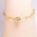 Bracciale a catena a graffetta dorata con pendente a cubo a cuore e micro cristalli - Braccialetto Cuore