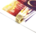 Vista macro dello charm a cubo dorato con cuori di zirconi incastonati per bracciali - Charm a Cubo (4649690606548) / Cuore Singolo