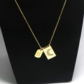Detalle del colgante de luna dorado rectangular con grabado Good Luck y circonitas finas - Colgante de Luna / Estilo Luna de Oro