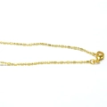 Nahaufnahme der goldenen Bambus-Gliederkette mit Karabinerverschluss und Perlen - Stil 5 (Goldfarbe)