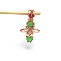 Pendentif fleur en or rose avec émeraude en forme de cœur et pierre rouge en gros plan - Or rose