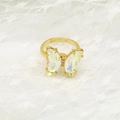 Makroaufnahme von Schmetterling Ring mit irisierenden Flügeln und Gold-Finish - Einstellbar Offen / AB Weiß
