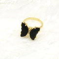 Detail eines goldenen Schmetterlingsrings mit schwarzen Kristallen und weißen Diamanten - Einstellbar Offen / Schwarz