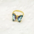 Detailaufnahme eines goldenen Schmetterlingsrings mit blau-violetten Kristallflügeln - Einstellbar Offen / Verlauf Blau Lila