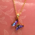 Dettaglio del ciondolo a farfalla in cristallo sfumato viola-blu con catena oro - Viola Iridescente