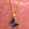 Dettaglio della collana dorata con ciondolo a farfalla in cristallo blu scuro traslucido - 15# Blu Scuro