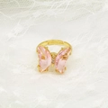 Makroaufnahme verstellbarer goldener Schmetterlingsring mit rosa Kristallen und Zirkonia - Einstellbar Offen / Rosa